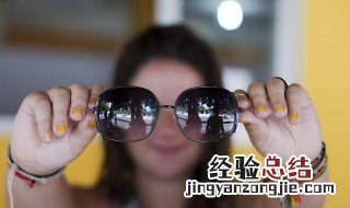 眼镜上总有油渍洗不掉怎么办 去除油渍的方法