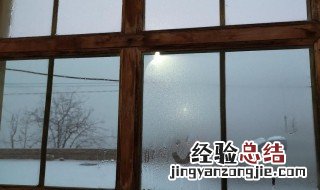 冬天窗户上有雾气是什么原因 冬天窗户上起雾是什么原因