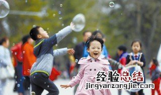 肥皂泡为什么在阴雨天气不容易破裂 为什么阴雨天气肥皂泡不容易破裂