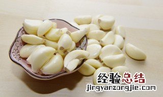 为什么腌的腊八蒜不绿并且还有股辣味 为什么腌的腊八蒜不绿