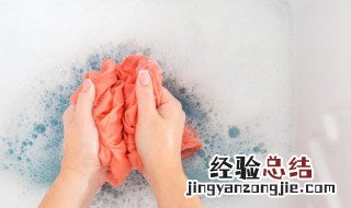 白色衣服上的碳素笔水 白衣服上的碳素笔油怎么洗掉
