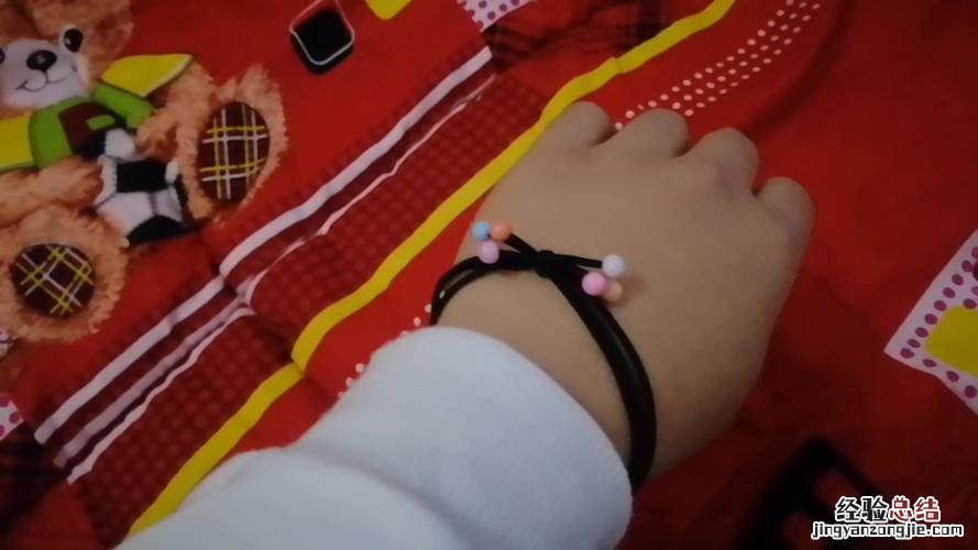 男生小皮筋戴哪个手