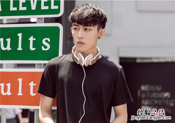 漫步者W688BT蓝牙耳机怎么连接两台手机