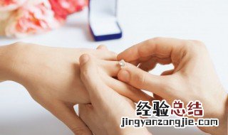 女生中指戴戒指是什么意思 女生中指戴戒指是什么意思男