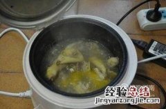 金毛犬喂食鸡架的正确方法