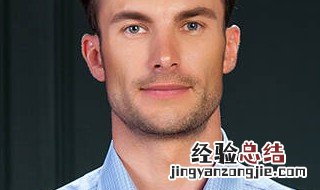 男生浅蓝色短袖衬衫配什么裤子好 男生浅蓝色短袖衬衫配哪种裤子好