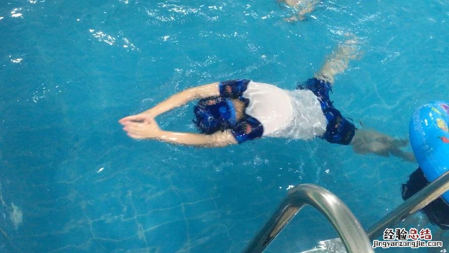 50米蛙泳蹬腿多少次