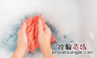 衣服拧水的正确方法 衣服拧水的正确方法视频