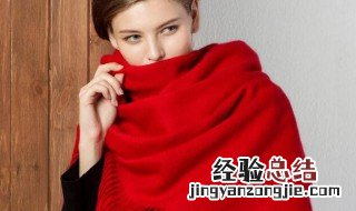 大红色大衣配什么颜色围巾 大红色大衣配什么颜色围巾比较好