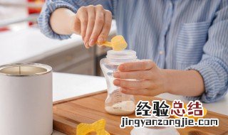 奶粉倒水里放冰箱里可以吗 奶粉太热可以把奶瓶放在水里