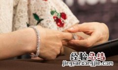 女人食指戴戒指什么意思 男人右手食指戴戒指意义