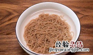 煮荞麦面条冷水下锅还是热水 煮荞麦面要过冷水吗