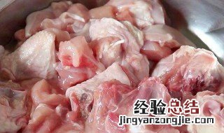 鸡肉焯水后变黑还能吃吗 鸡肉焯水变绿怎么回事