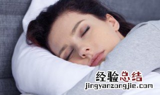 女人梦见自己光脚走路的含义 女人梦见自己光着脚走路解梦