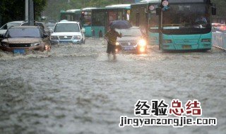 遇到暴雨天气为防止走路掉进下水道可以怎么做 这些方法学一下