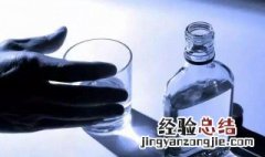 婴儿发烧用白酒降温的正确方法 白酒降温的正确方法