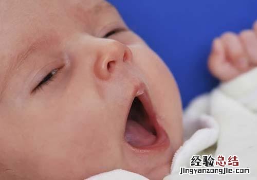 新生儿一打嗝就吐奶怎么回事儿 新生儿一打嗝就吐奶怎么回事