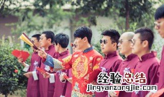结婚父母胸花戴左边还是右边 结婚父母胸花戴哪边
