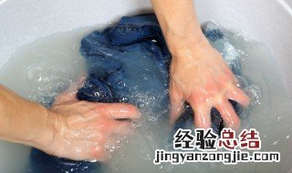 水晶泥粘在衣服上怎么把它快速去除 水晶泥粘在衣服上的去除妙招