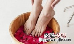 夏天用什么泡脚去湿气 夏天什么泡脚去湿气