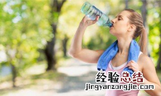 成年人一天喝多少水 成年人一天需要喝多少水