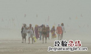 在户外遇到沙尘暴时如何自救 在户外遭遇沙尘暴时我们应该怎么做?