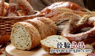 面包烤好后是马上拿出来切吗 面包烤好后是趁热切还是放冷了切
