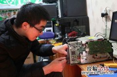 为什么电脑硬盘灯一直亮