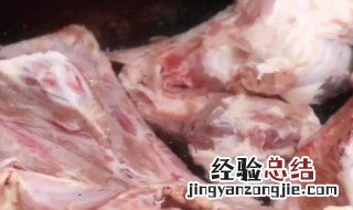 鸡架子骨熬高汤熬成什么样就行了 鸡架子怎么熬高汤