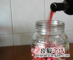 自制葡萄酒泡洋葱的九大功效 自制葡萄酒泡洋葱的九大功效与作用
