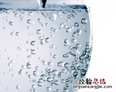为什么水滴挂在杯壁上甩不掉 玻璃杯水珠容易挂壁