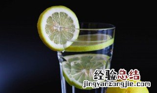 晚上吃柠檬干泡水可以吗 晚上吃柠檬干会胖吗