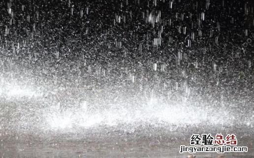 为什么雨水是一滴一滴落在地上的水 为什么雨水是一滴一滴落在地上的