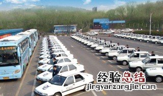为什么驾校学员可以在马路上开车 驾校发的学员证可以上路开车吗?