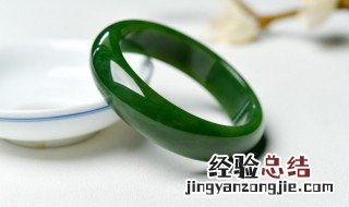 翡翠有荧光是什么意思 荧光翡翠是什么意思