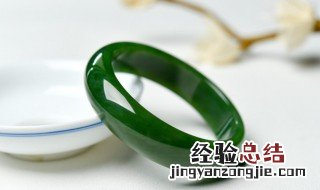 翡翠里的黑色杂质是什么成分 翡翠里黑色杂质是什么意思