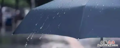 雨伞旋转甩出水物理 旋转伞柄甩水用的是什么力
