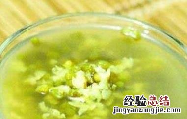 生绿豆泡开水喝有什么功效啊 生绿豆泡开水喝的功效与作用