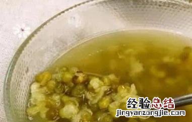 生绿豆泡开水喝有什么功效啊 生绿豆泡开水喝的功效与作用