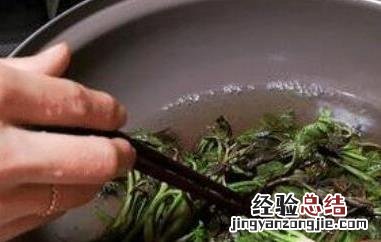 老香椿叶泡水喝的功效与作用及禁忌 老香椿叶泡水喝的功效与作用