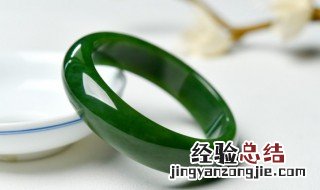 带翡翠镯子有什么好处 带翡翠镯子的好处介绍