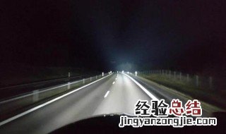 夜间开车变道如何判断后车距离 夜间行车变道如何判断后车距离