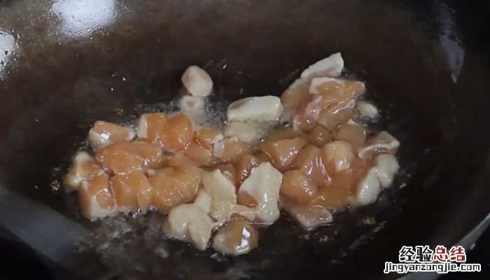 火龙果炒鸡肉 火龙果炒鸡丁的做法