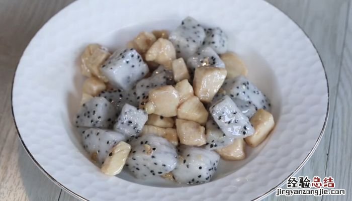 火龙果炒鸡肉 火龙果炒鸡丁的做法