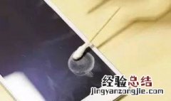如何抖出手机里的灰尘 手机几个部位的灰尘清理