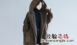 咖啡色羊羔毛外套配什么颜色毛衣 咖啡色羊羔毛外套内搭怎么搭