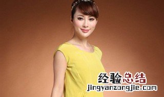 无袖黄色连衣裙怎么搭配 黄色无袖上衣搭配什么好看