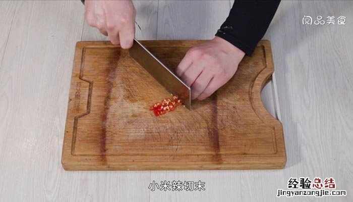 手撕鸡肉拌饭的做法 凉拌手撕鸡腿肉的做法
