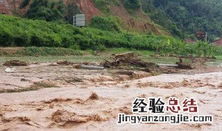 遇到泥石流正确做法是什么 遇到泥石流正确做法是什么往下吗
