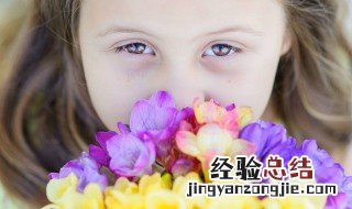 女童网纱黄色连衣裙该配什么颜色的鞋子 女童网纱黄色连衣裙鞋子配色推荐